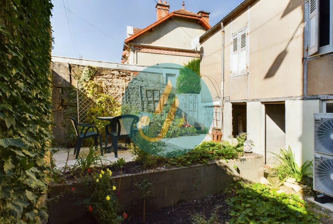 Maison de caractère avec 5 chambres et studio indépendant à Clamecy 