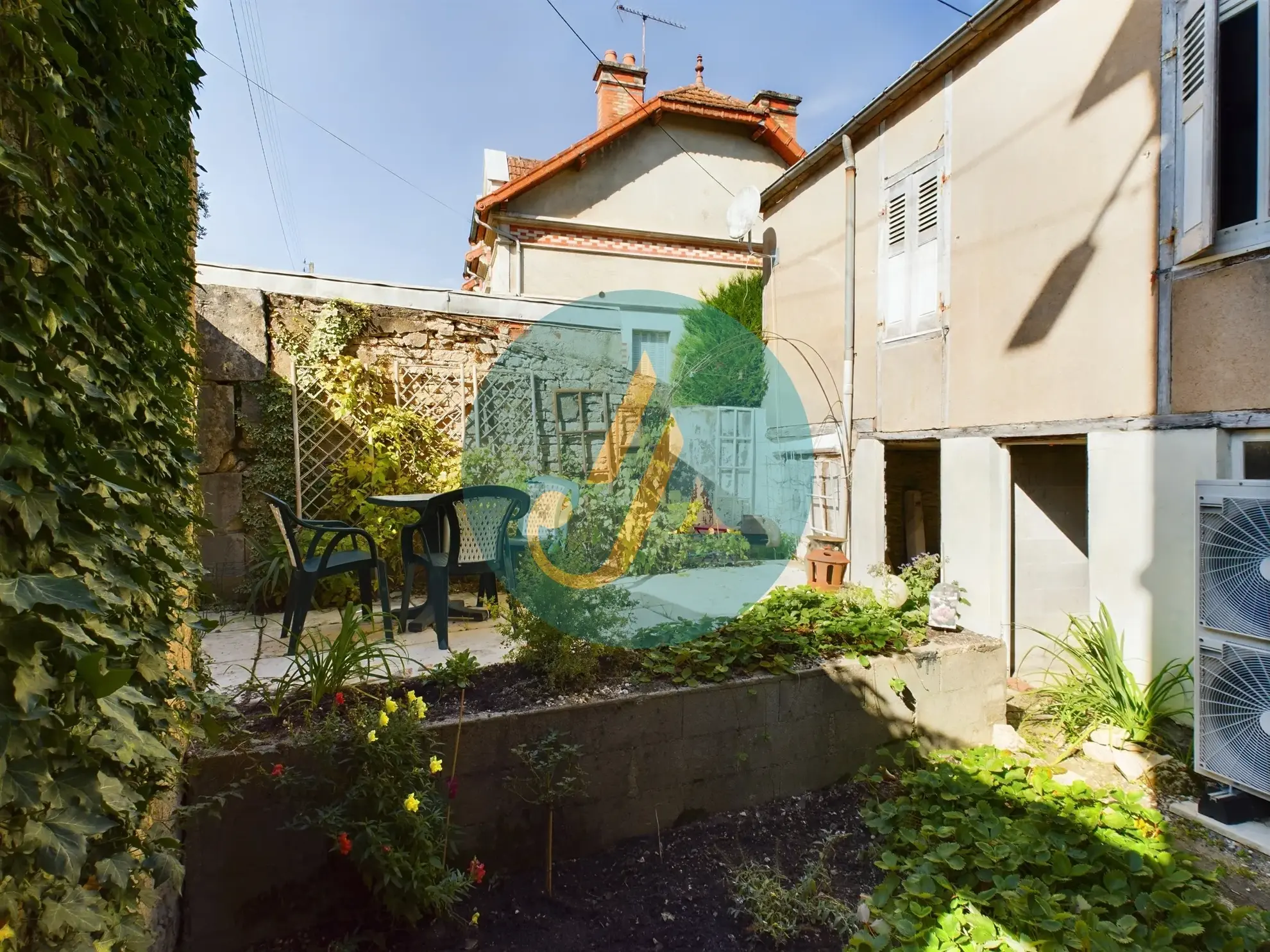 Maison de caractère avec 5 chambres et studio indépendant à Clamecy 