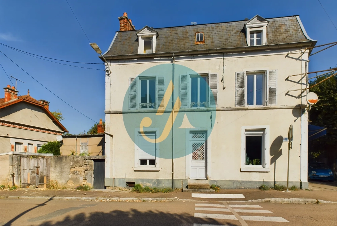 Maison de caractère avec 5 chambres et studio indépendant à Clamecy 
