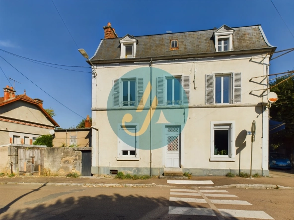 Maison de caractère avec 5 chambres et studio indépendant à Clamecy