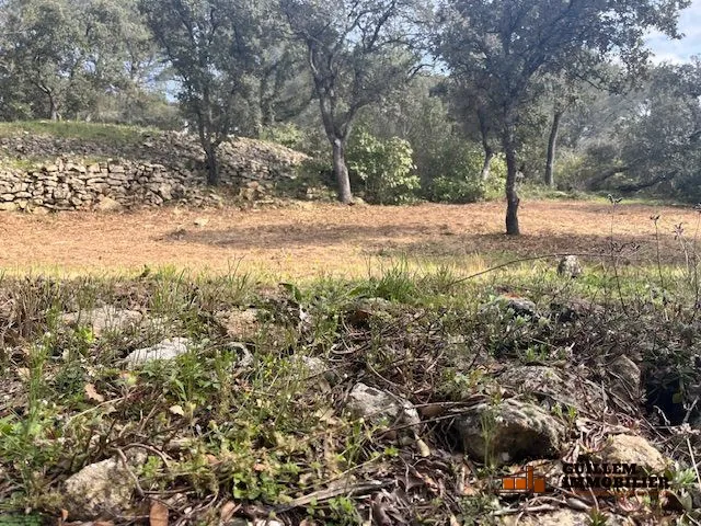 Terrain en zone naturelle avec vue dégagée à Grans 
