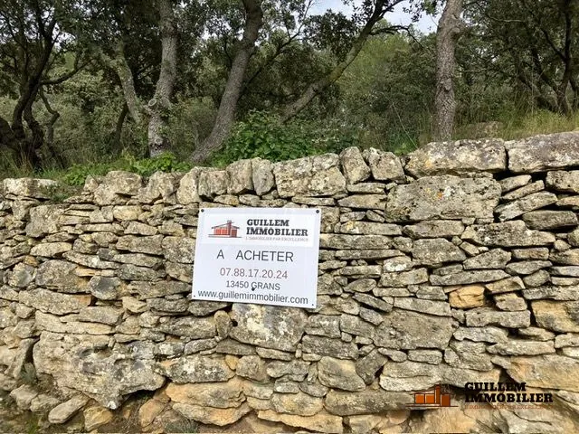Terrain en zone naturelle avec vue dégagée à Grans 