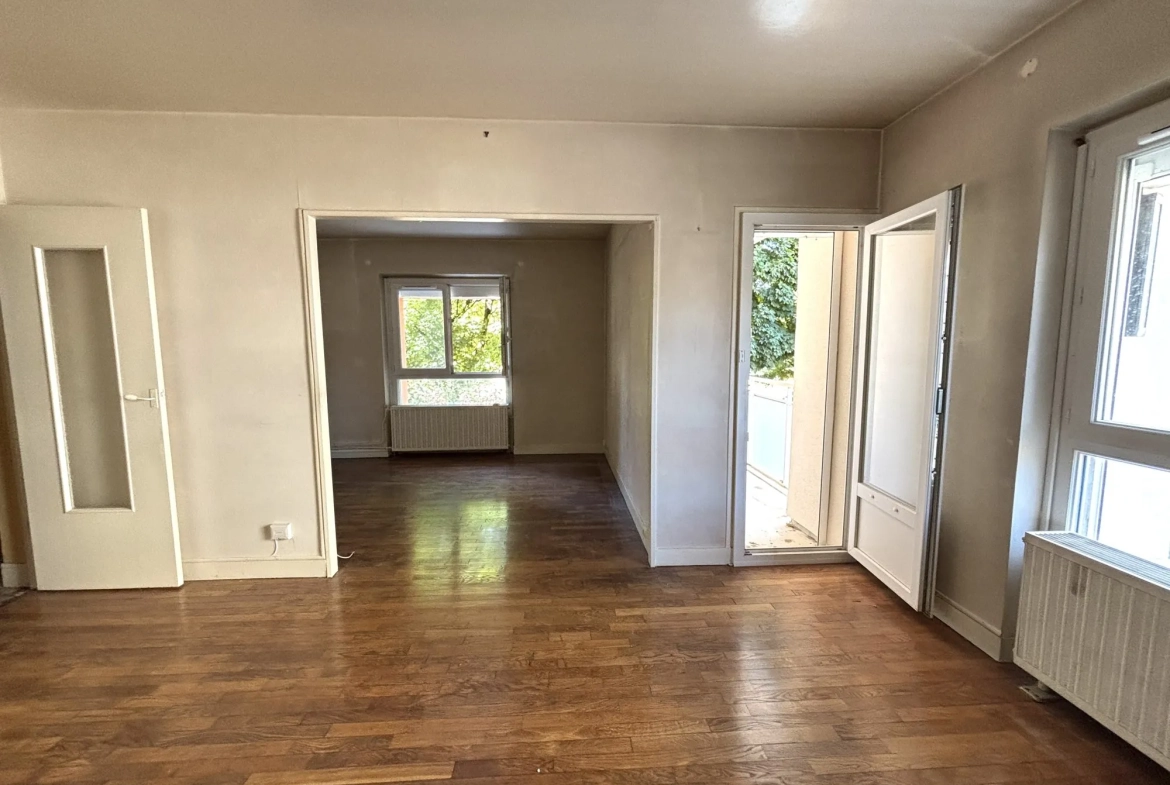 Spacieux appartement lumineux à Dijon Drapeau avec potentiel de rénovation et vue sur parc 