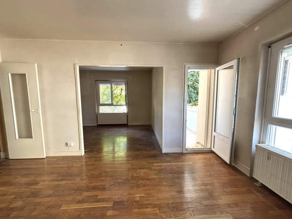 Spacieux appartement lumineux à Dijon Drapeau avec potentiel de rénovation et vue sur parc