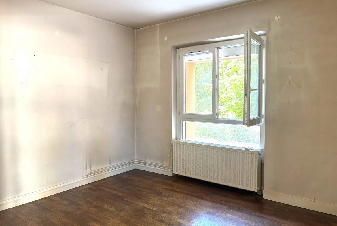 Spacieux appartement lumineux à Dijon Drapeau avec potentiel de rénovation et vue sur parc 