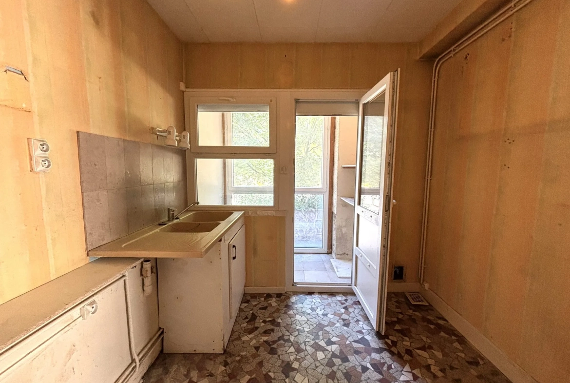 Spacieux appartement lumineux à Dijon Drapeau avec potentiel de rénovation et vue sur parc 