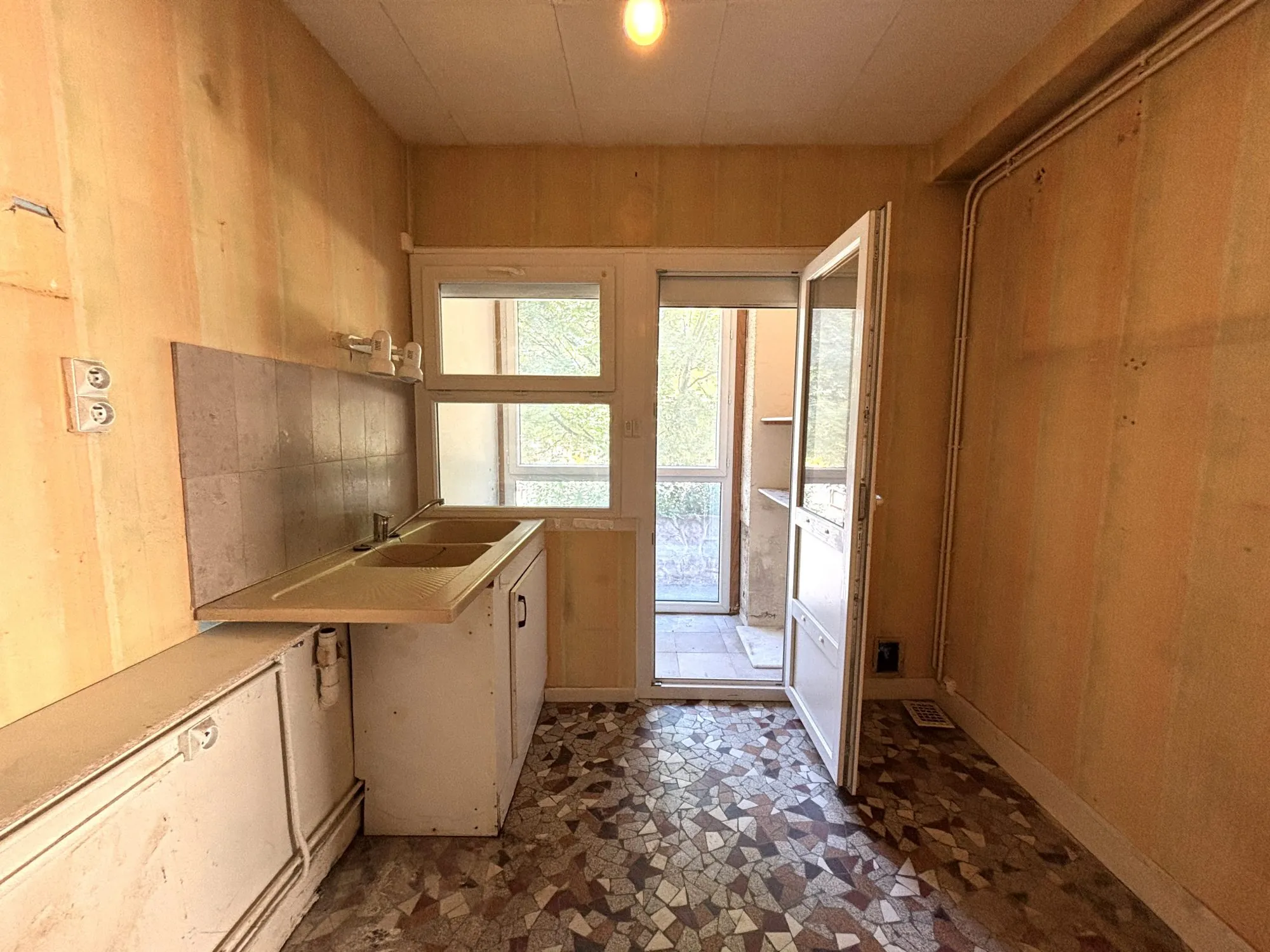Spacieux appartement lumineux à Dijon Drapeau avec potentiel de rénovation et vue sur parc 