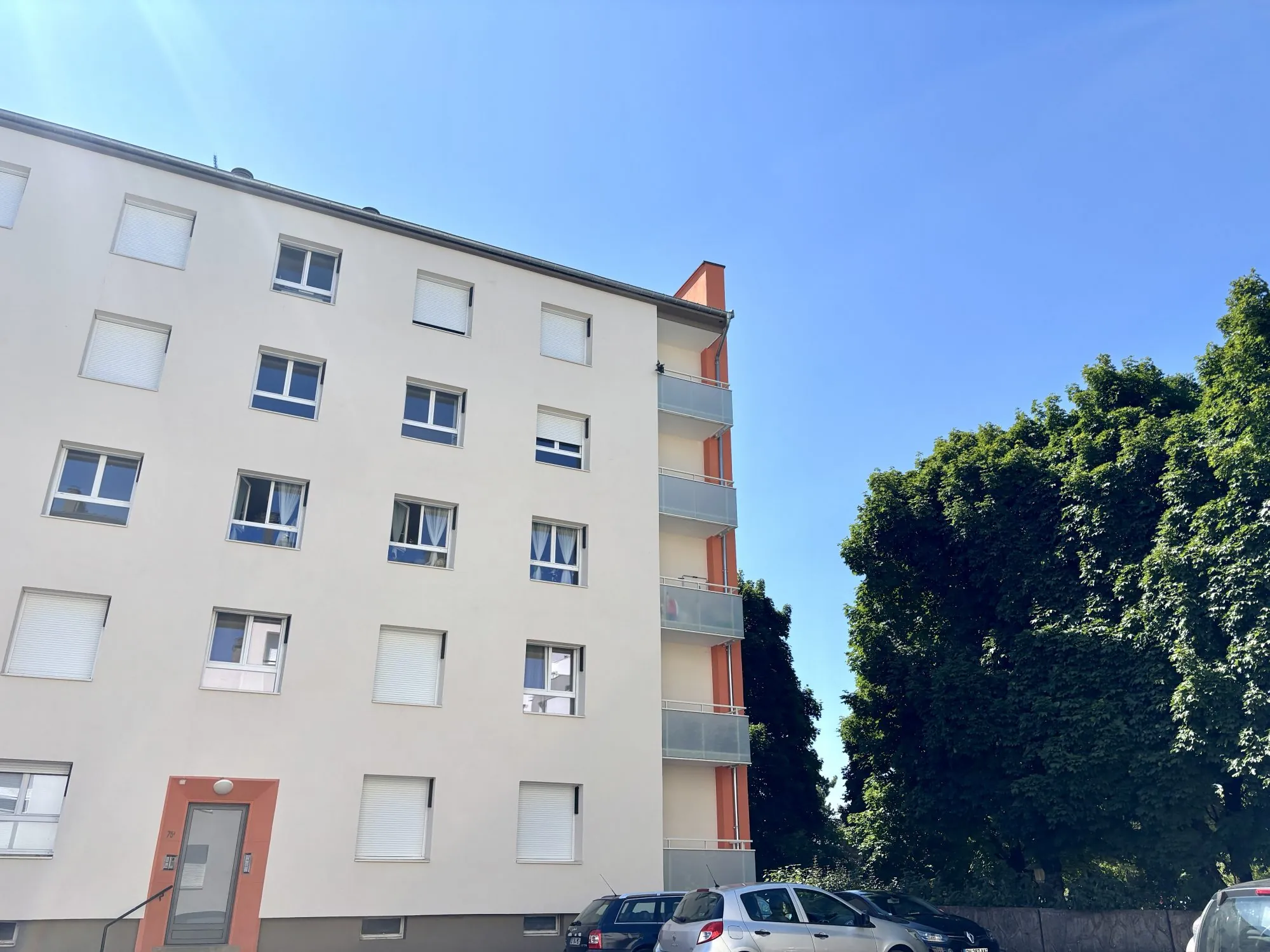 Spacieux appartement lumineux à Dijon Drapeau avec potentiel de rénovation et vue sur parc 