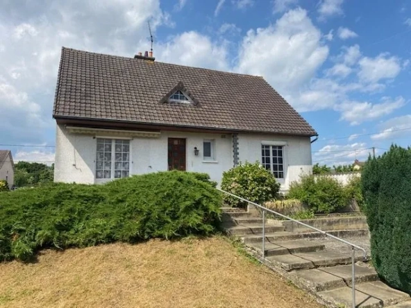 Maison à vendre à Saint-Cosme-en-Vairais avec belles volumes et potentiel de rénovation