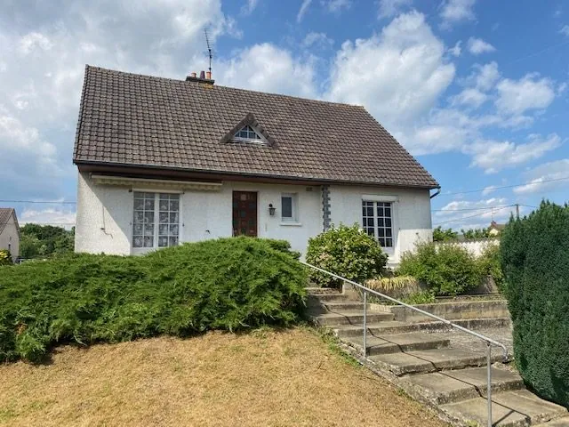 Maison à vendre à Saint-Cosme-en-Vairais avec belles volumes et potentiel de rénovation 
