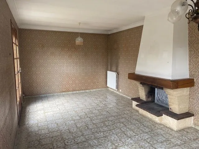 Maison à vendre à Saint-Cosme-en-Vairais avec belles volumes et potentiel de rénovation 
