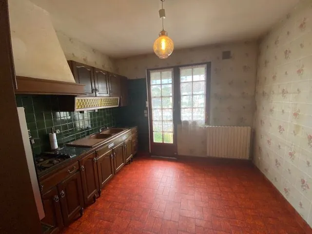 Maison à vendre à Saint-Cosme-en-Vairais avec belles volumes et potentiel de rénovation 