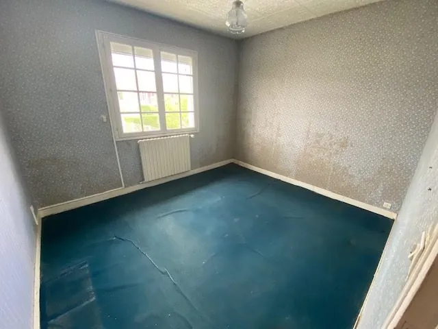 Maison à vendre à Saint-Cosme-en-Vairais avec belles volumes et potentiel de rénovation 