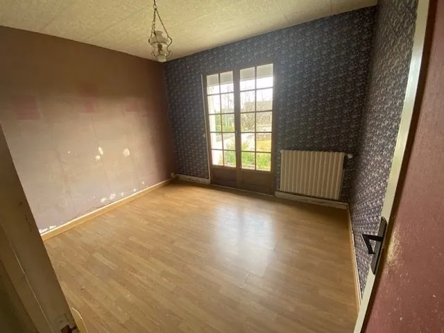 Maison à vendre à Saint-Cosme-en-Vairais avec belles volumes et potentiel de rénovation 