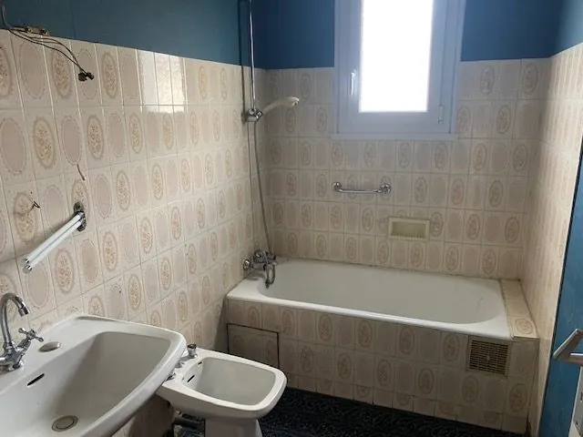 Maison à vendre à Saint-Cosme-en-Vairais avec belles volumes et potentiel de rénovation 