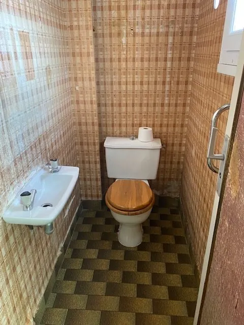 Maison à vendre à Saint-Cosme-en-Vairais avec belles volumes et potentiel de rénovation 