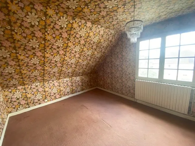 Maison à vendre à Saint-Cosme-en-Vairais avec belles volumes et potentiel de rénovation 