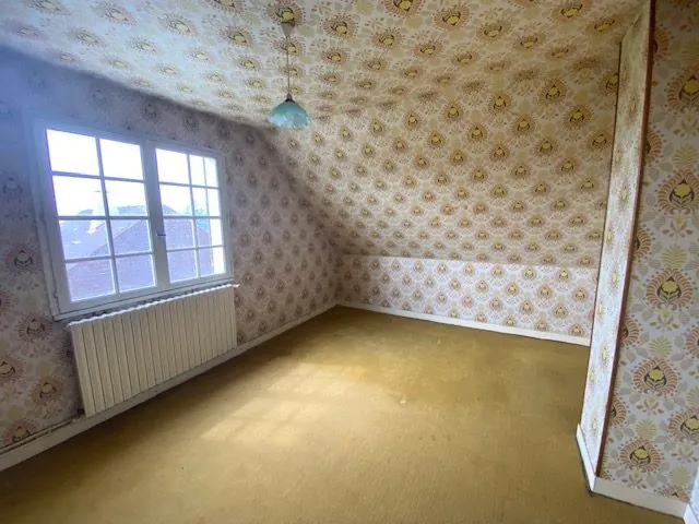 Maison à vendre à Saint-Cosme-en-Vairais avec belles volumes et potentiel de rénovation 