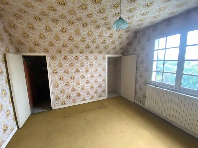 Maison à vendre à Saint-Cosme-en-Vairais avec belles volumes et potentiel de rénovation 
