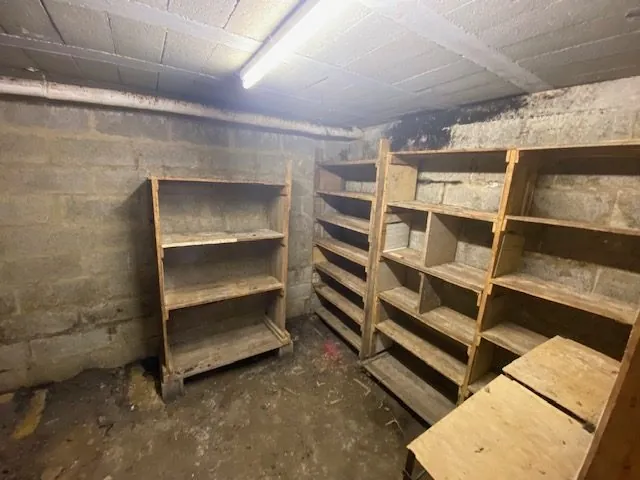 Maison à vendre à Saint-Cosme-en-Vairais avec belles volumes et potentiel de rénovation 