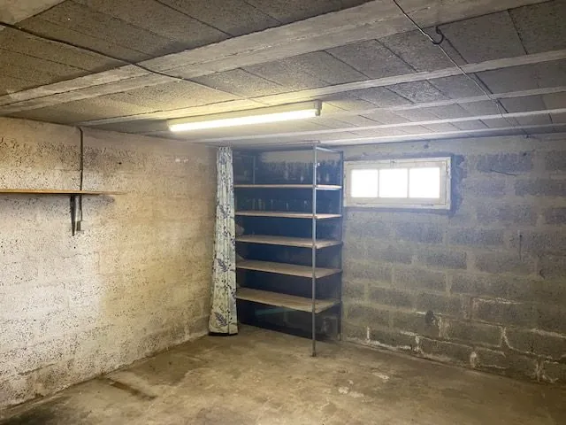 Maison à vendre à Saint-Cosme-en-Vairais avec belles volumes et potentiel de rénovation 