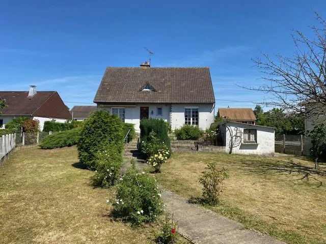 Maison à vendre à Saint-Cosme-en-Vairais avec belles volumes et potentiel de rénovation 
