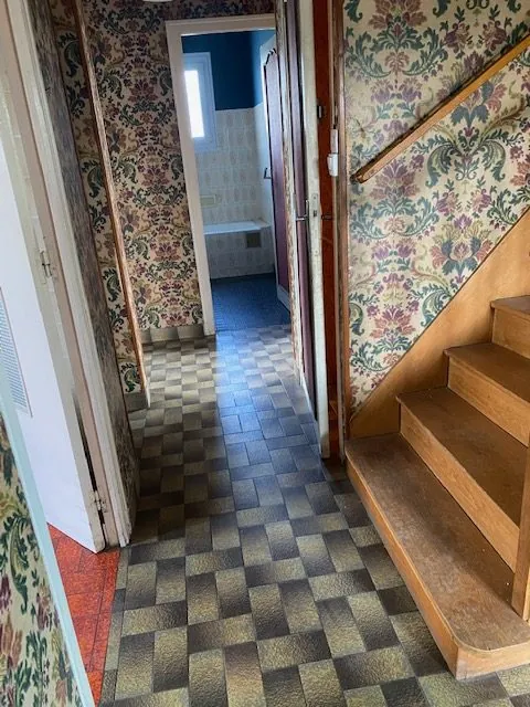 Maison à vendre à Saint-Cosme-en-Vairais avec belles volumes et potentiel de rénovation 