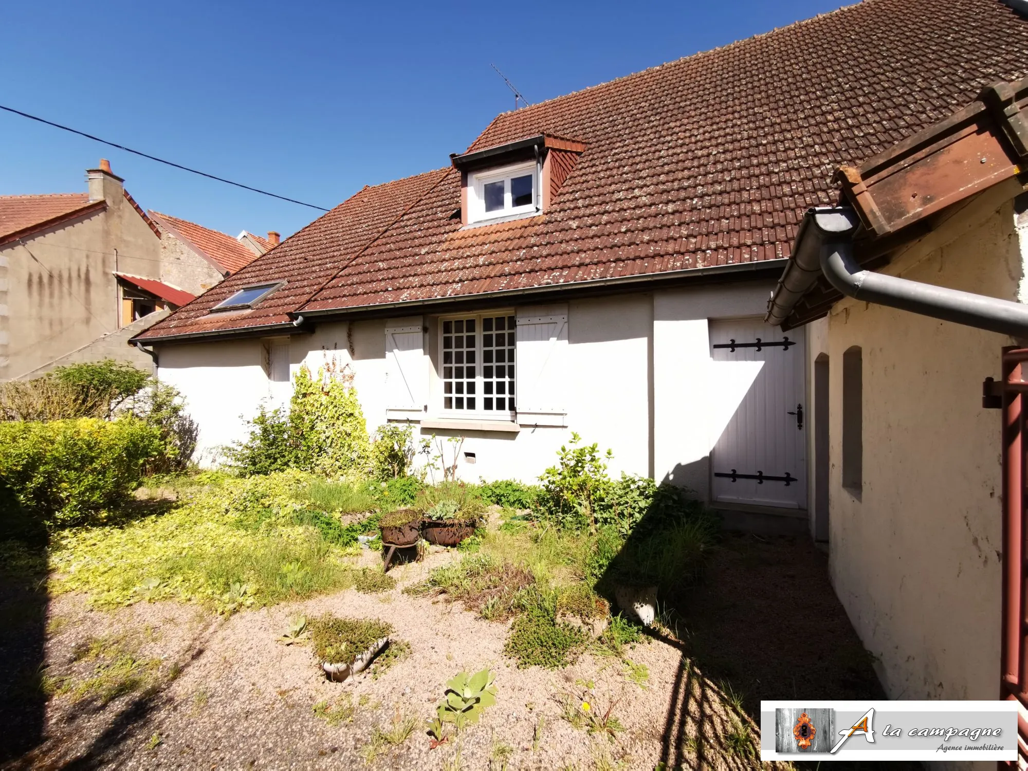 Charmante maison de village avec garage, jardin et cour à Sannat 