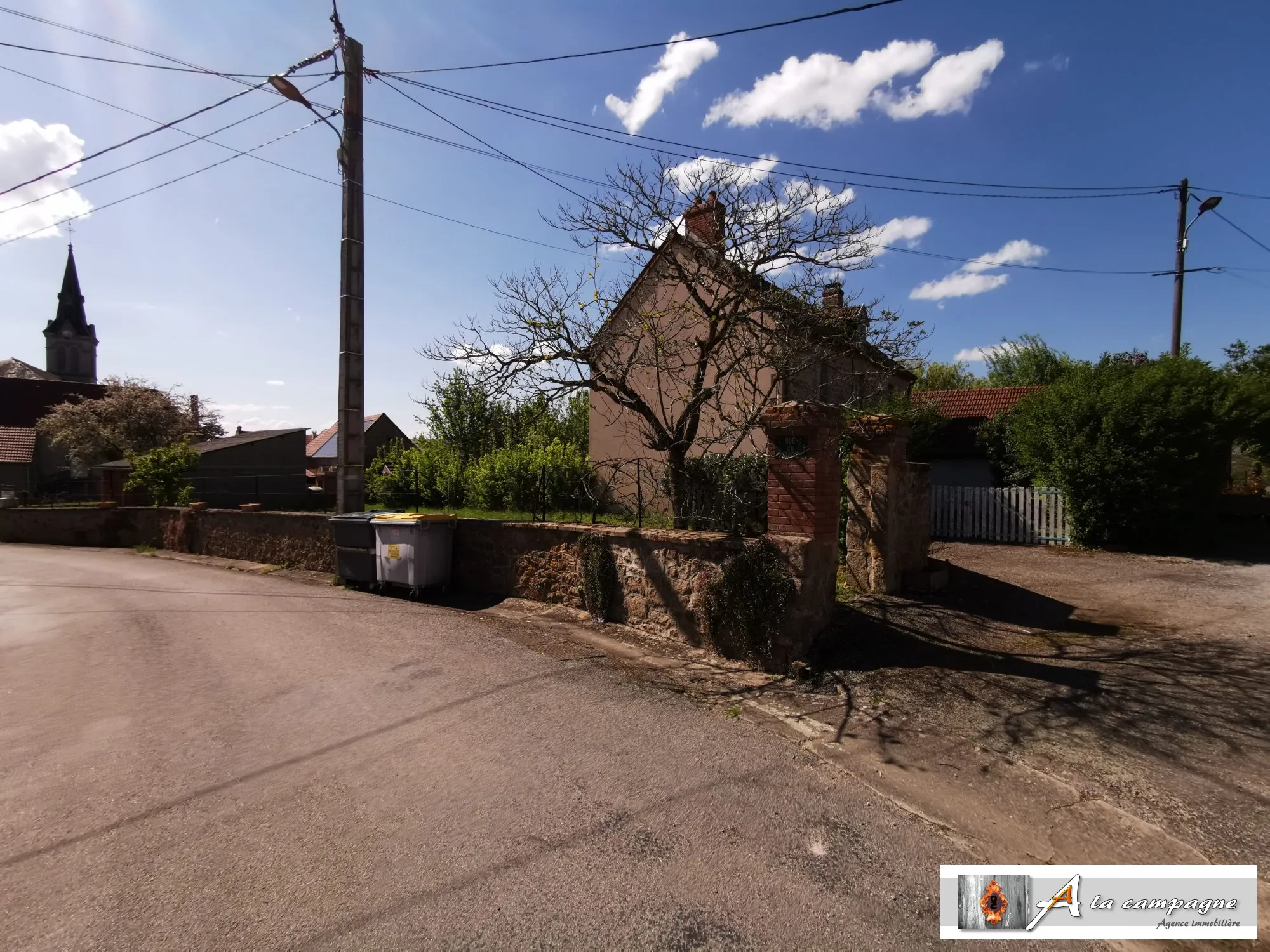 Charmante maison de village avec garage, jardin et cour à Sannat 