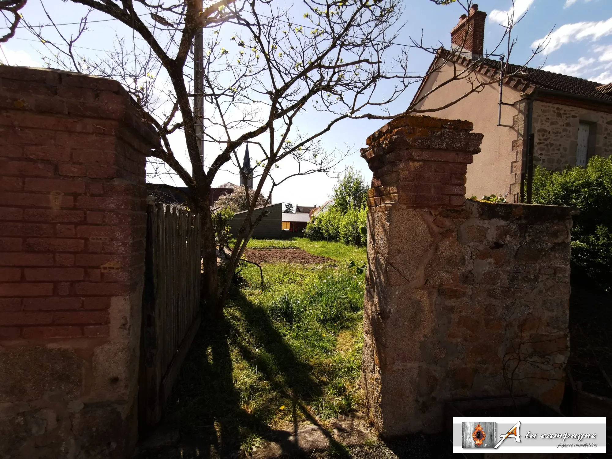 Charmante maison de village avec garage, jardin et cour à Sannat 