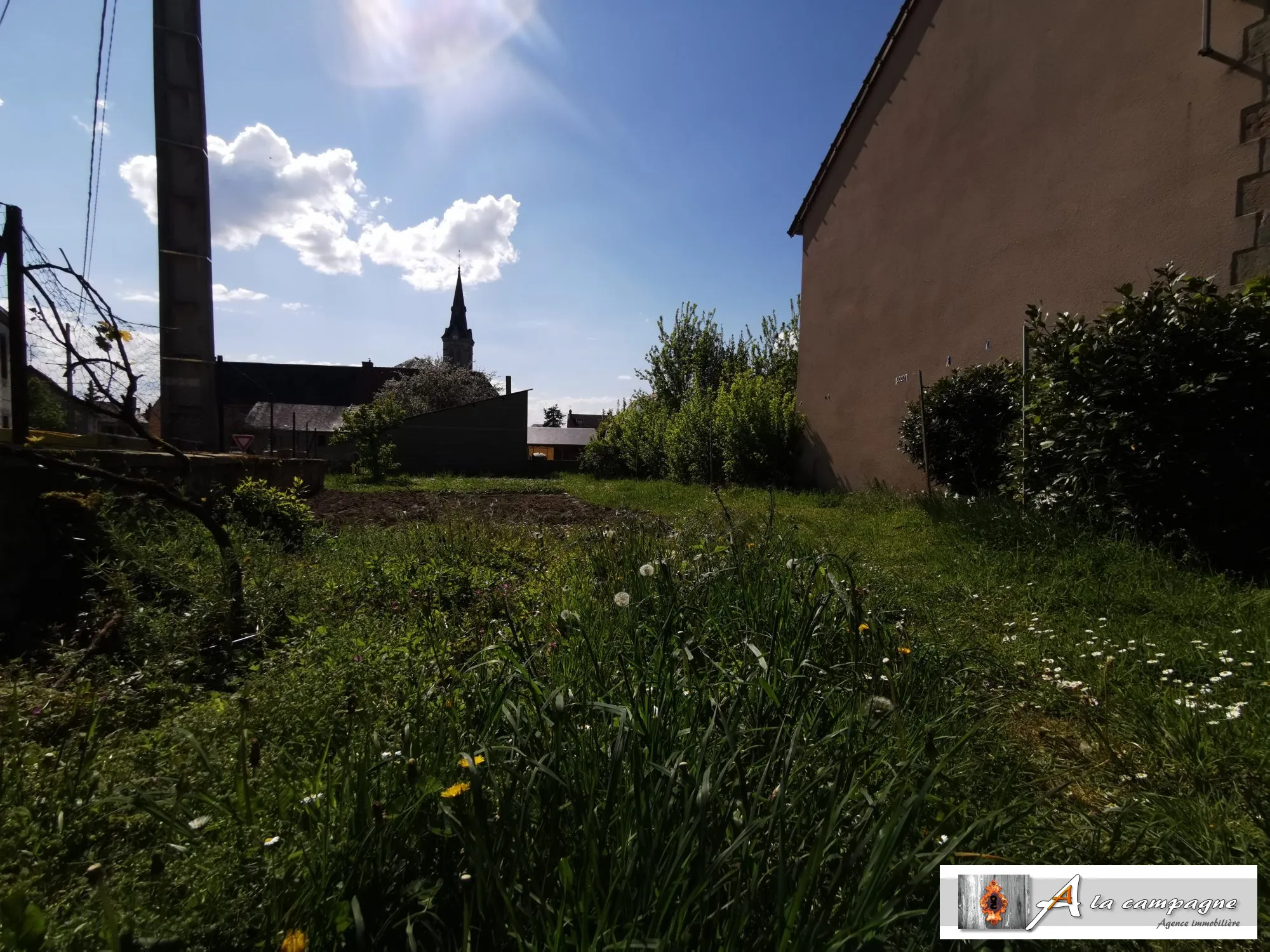 Charmante maison de village avec garage, jardin et cour à Sannat 