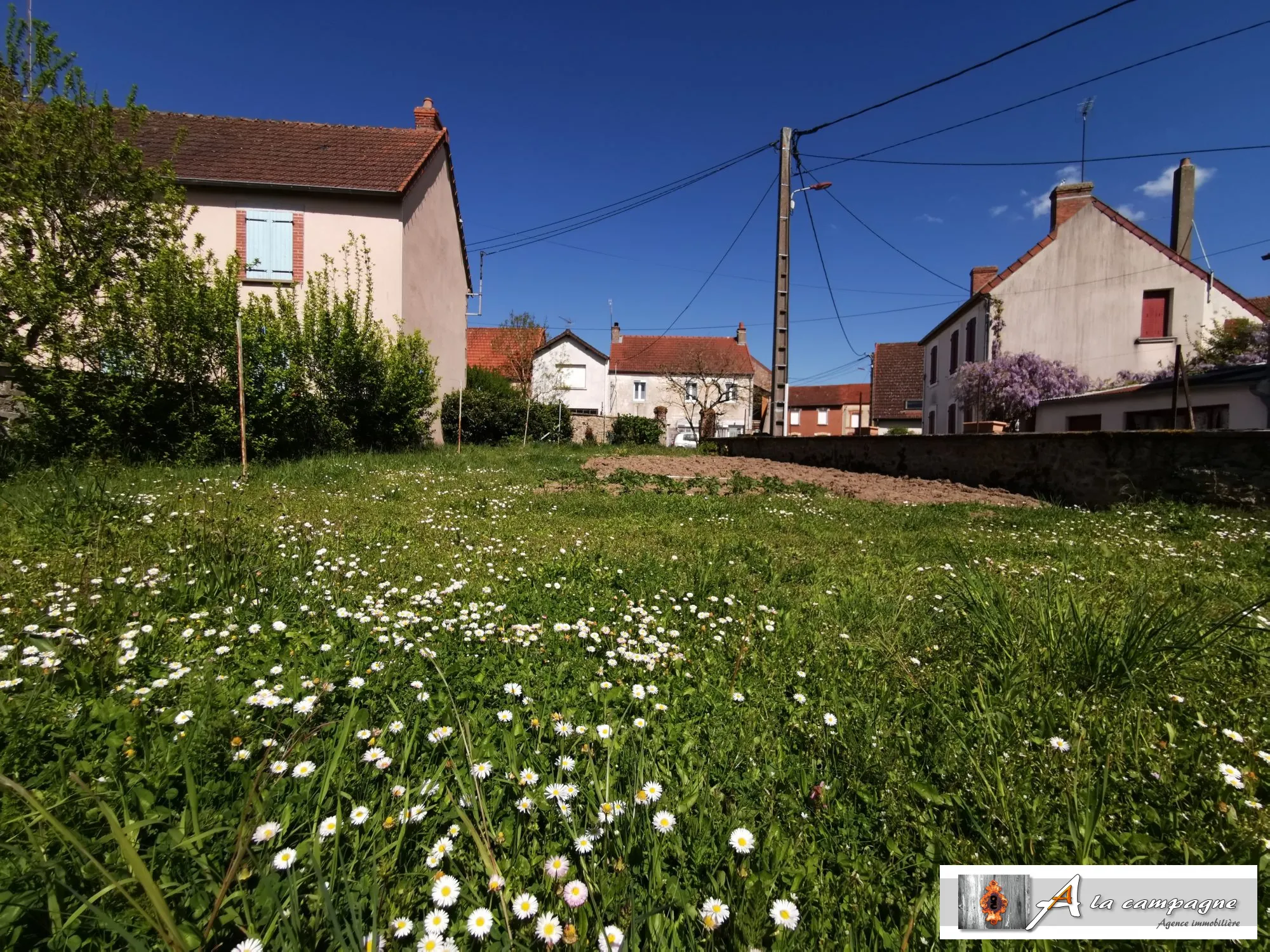 Charmante maison de village avec garage, jardin et cour à Sannat 