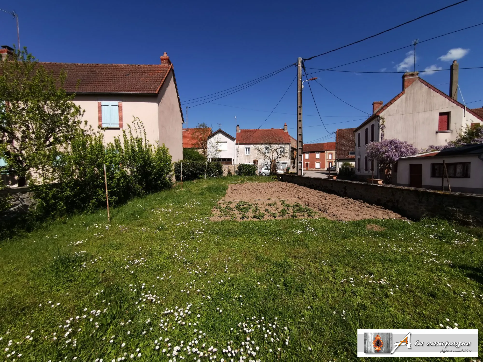 Charmante maison de village avec garage, jardin et cour à Sannat 