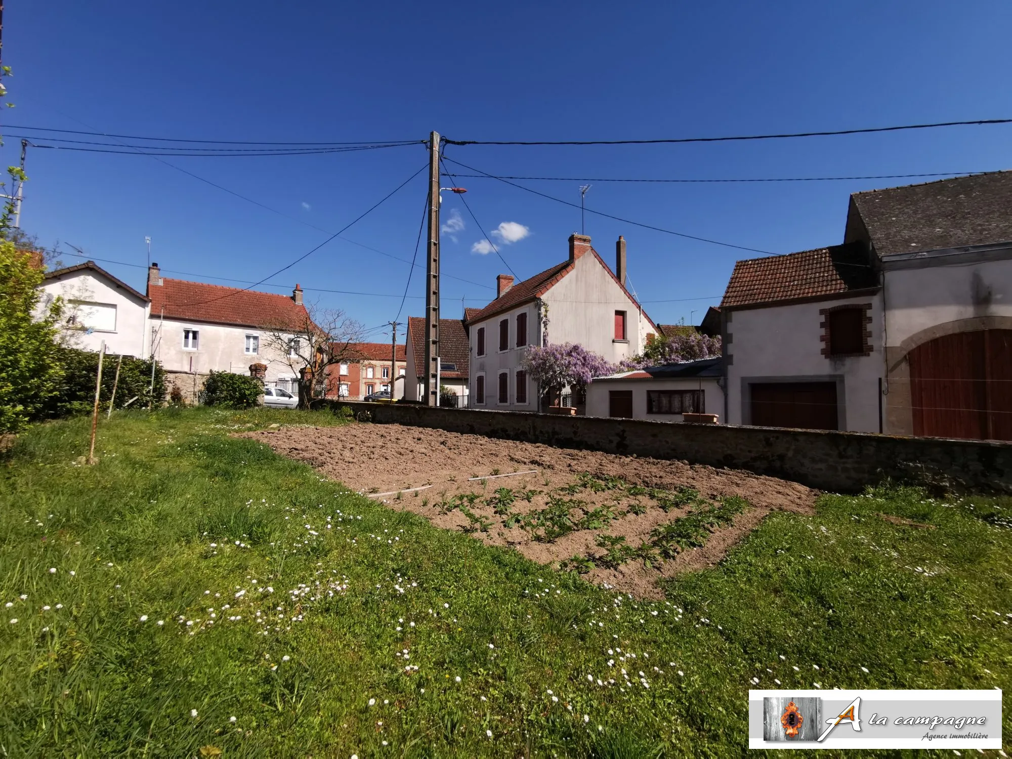 Charmante maison de village avec garage, jardin et cour à Sannat 
