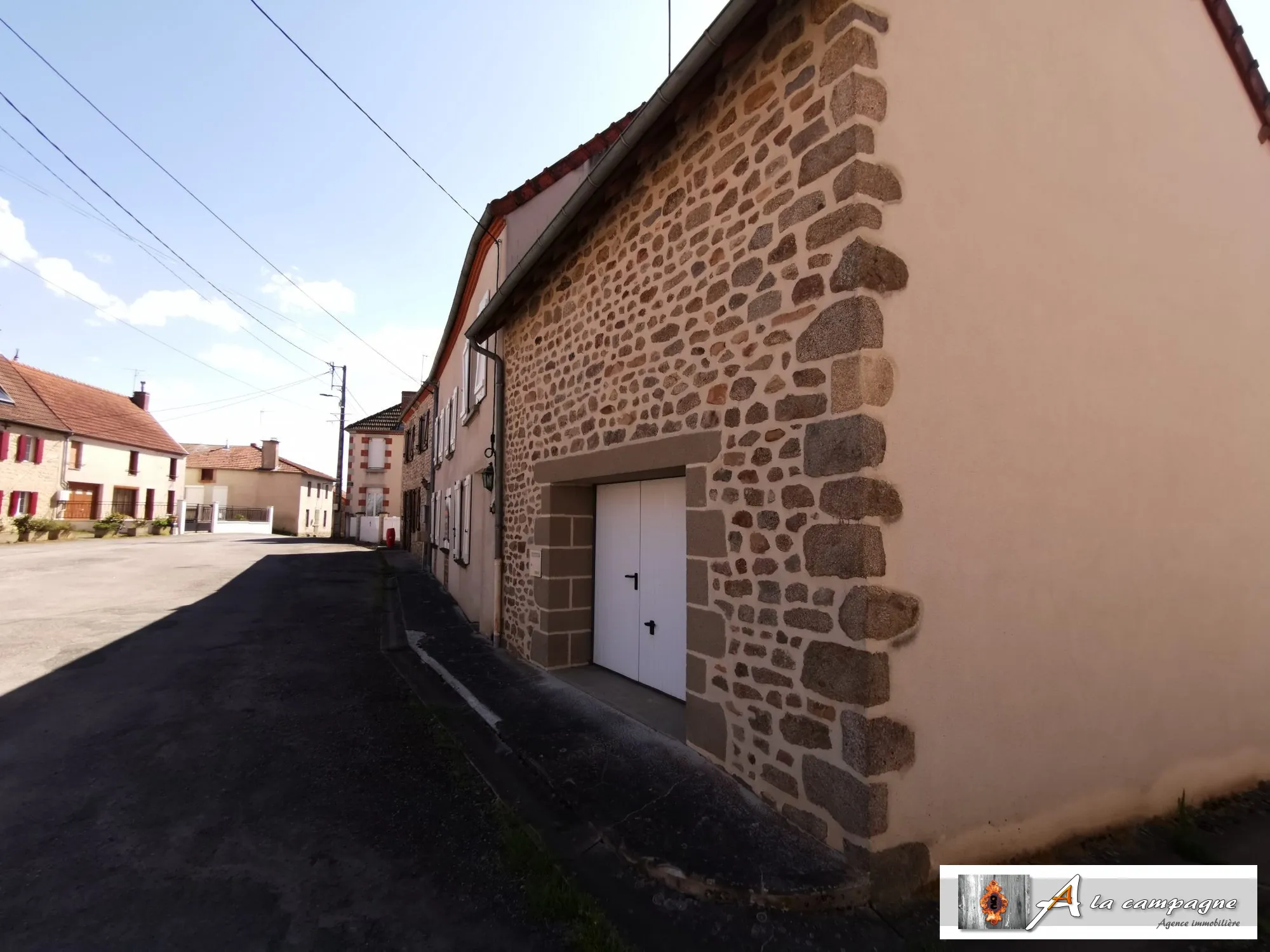 Charmante maison de village avec garage, jardin et cour à Sannat 