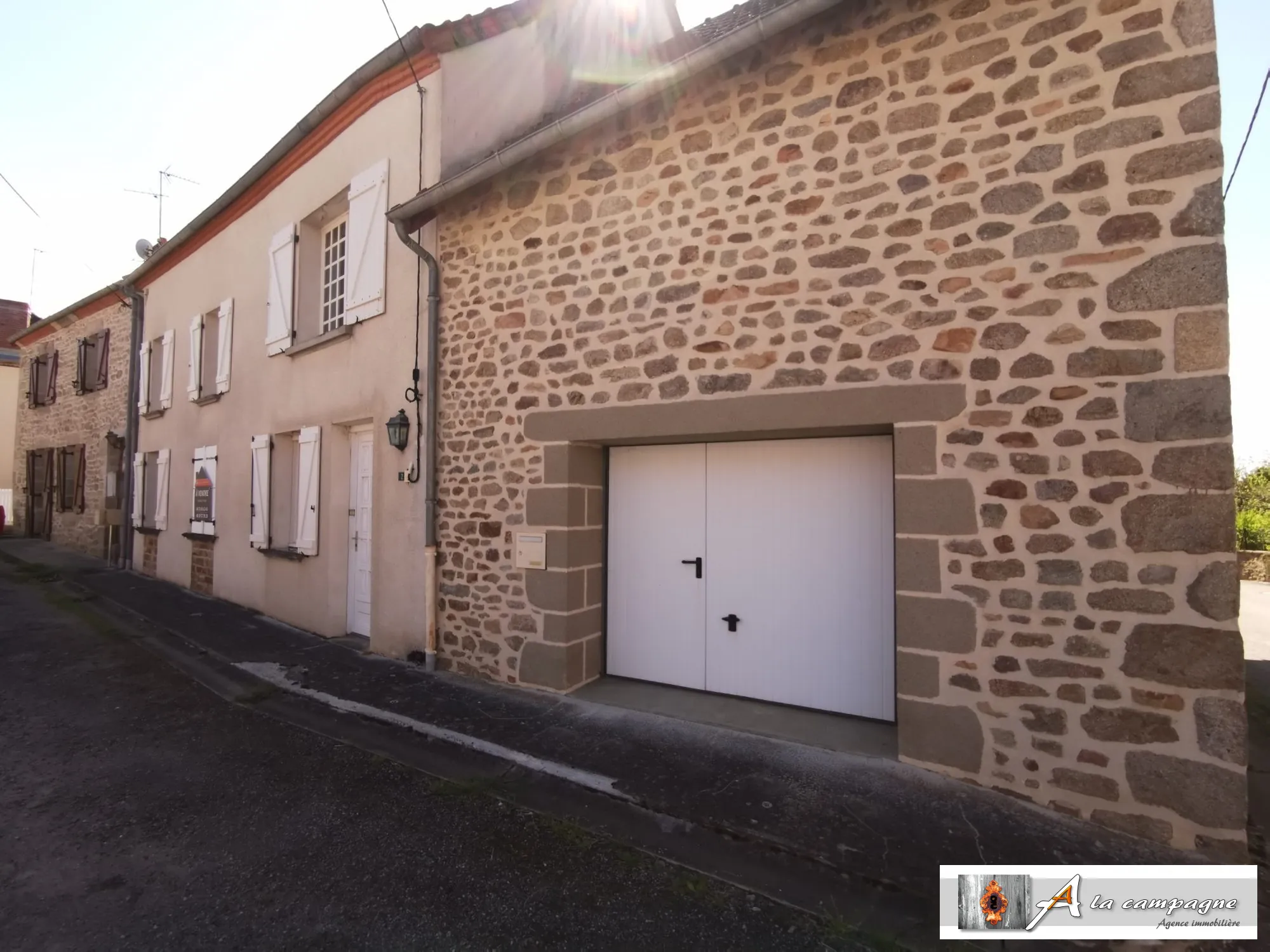 Charmante maison de village avec garage, jardin et cour à Sannat 
