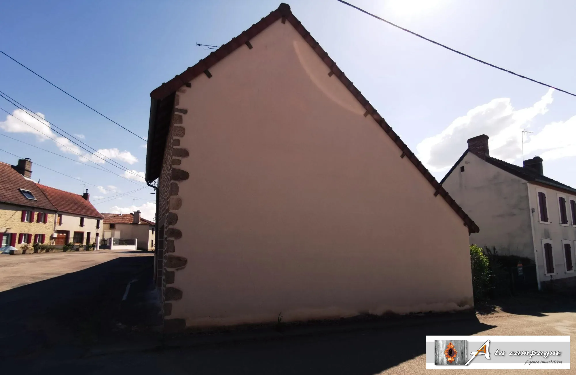 Charmante maison de village avec garage, jardin et cour à Sannat 