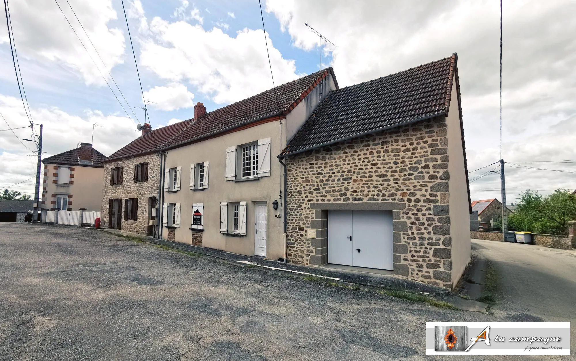 Charmante maison de village avec garage, jardin et cour à Sannat 