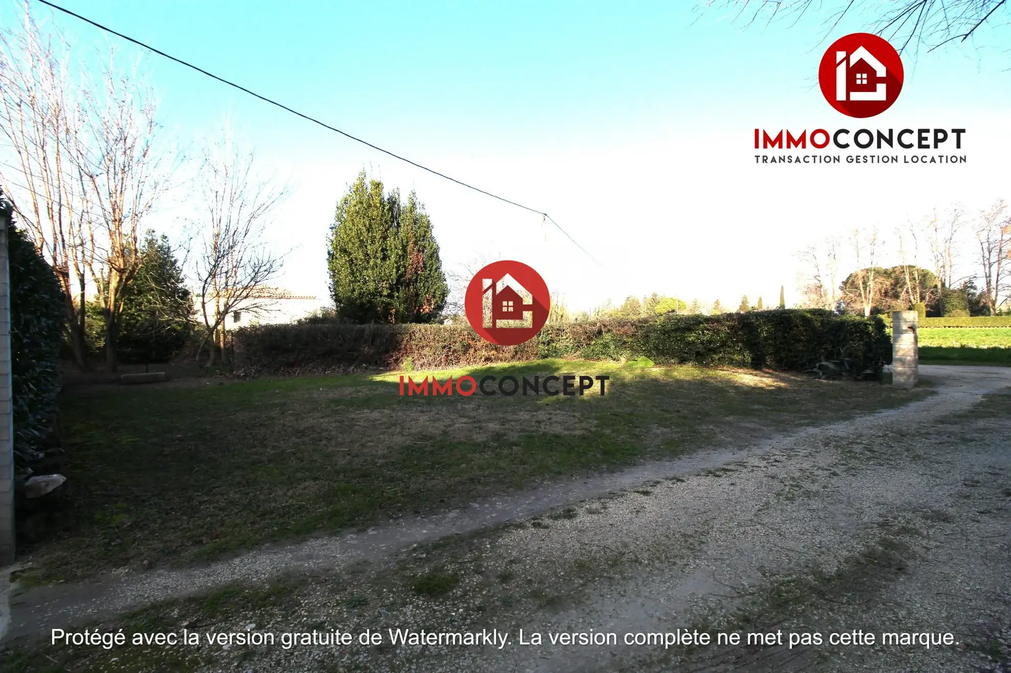 Terrain constructible à Roquemaure de 242 m², secteur calme, proche commodités 