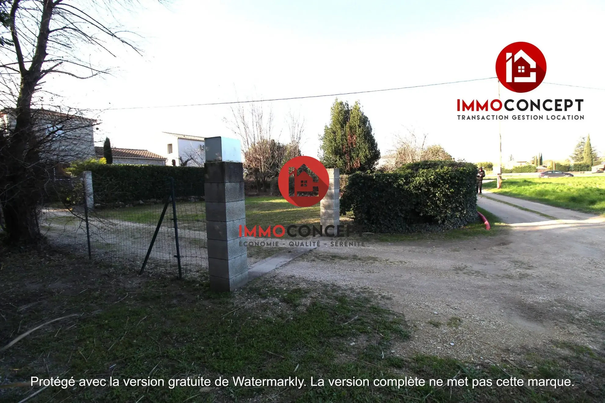 Terrain constructible à Roquemaure de 242 m², secteur calme, proche commodités 