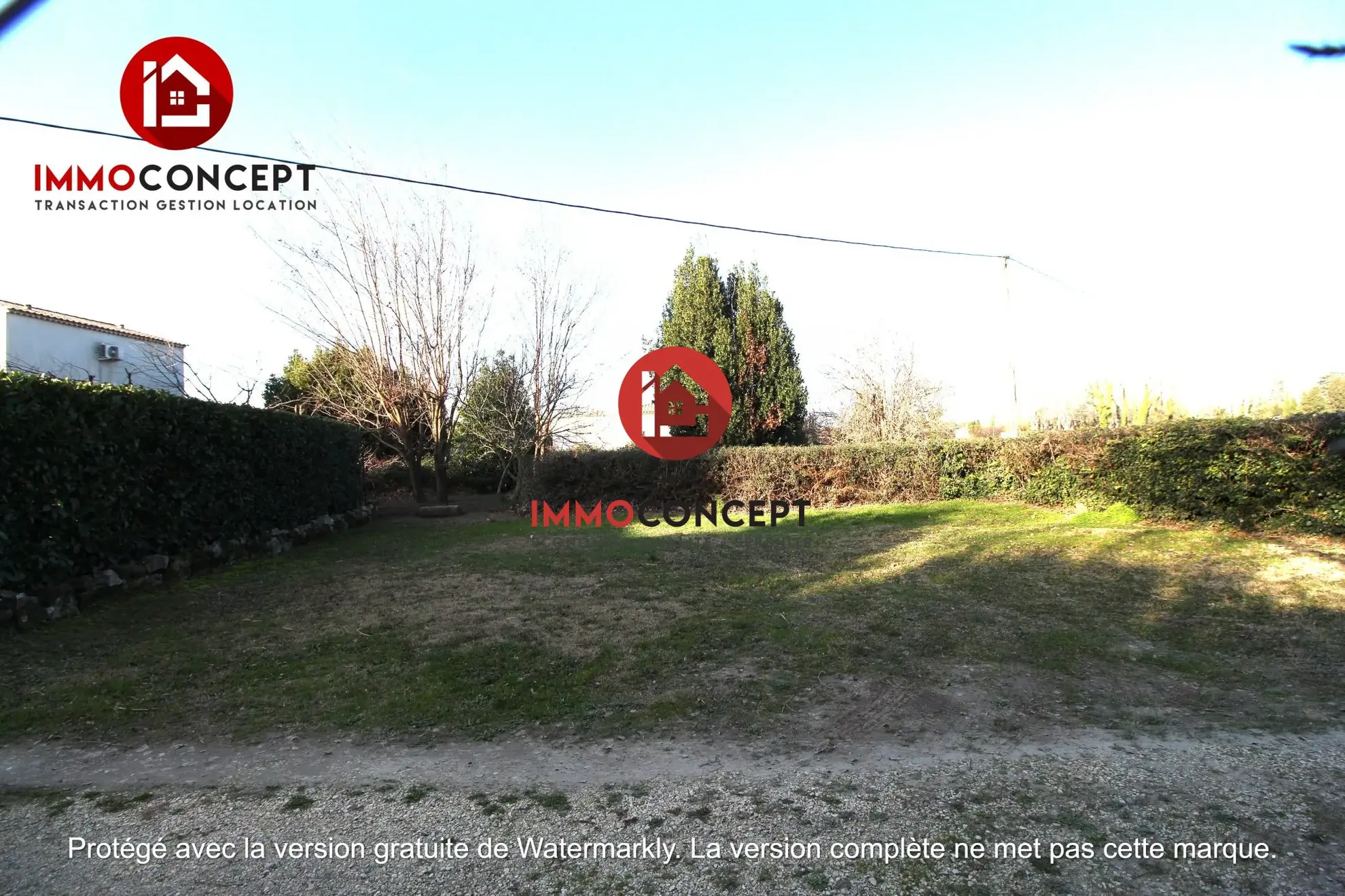 Terrain constructible à Roquemaure de 242 m², secteur calme, proche commodités 