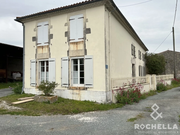 Maison de bourg à rénover à Lozay avec dépendance et potentiel d'agrandissement