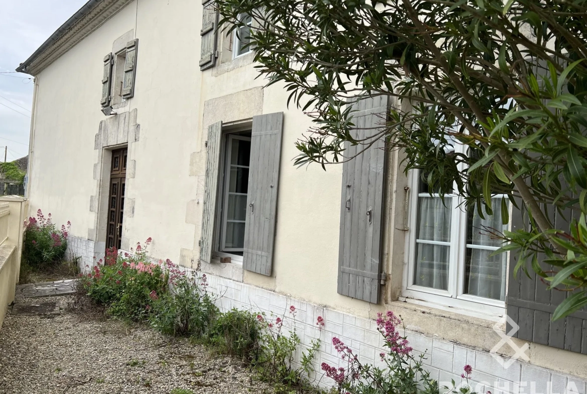 Maison de bourg à rénover à Lozay avec dépendance et potentiel d'agrandissement 