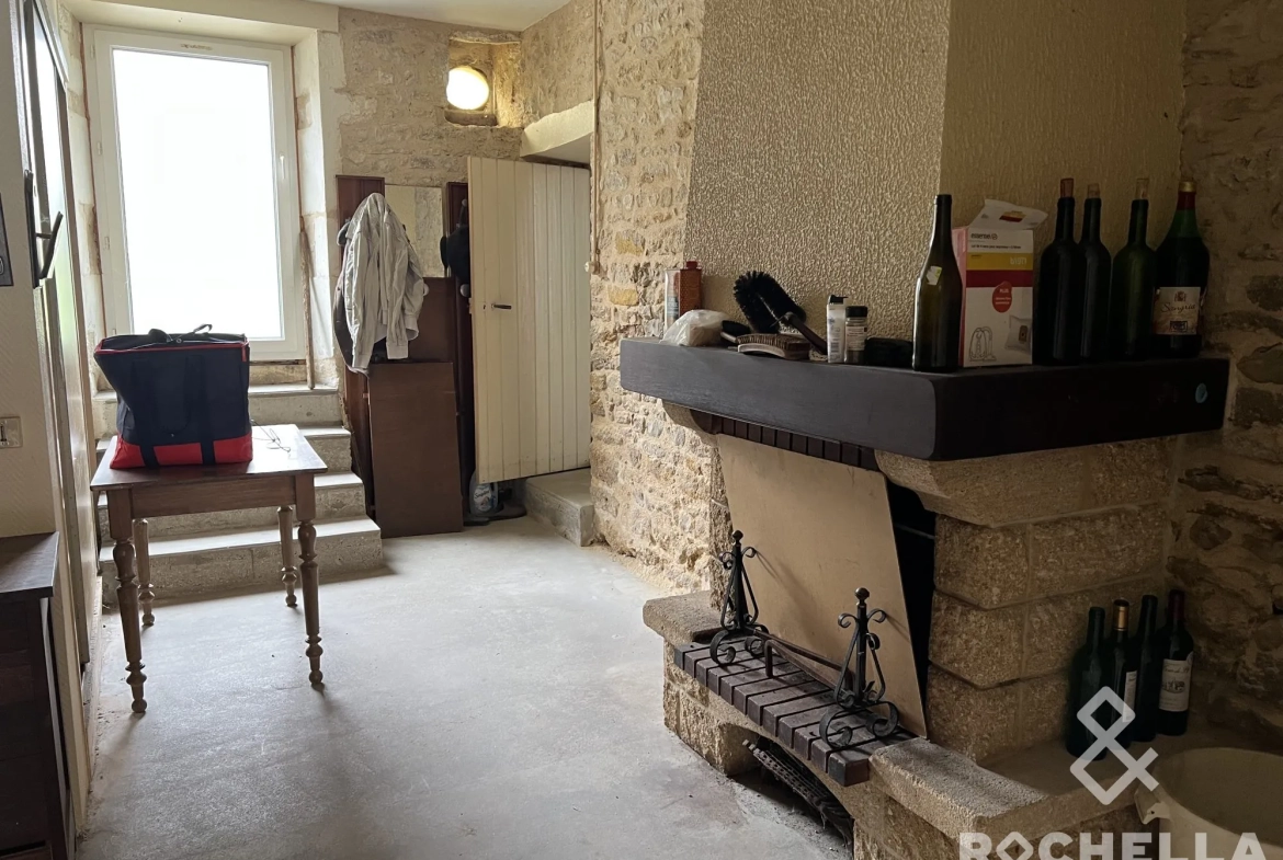 Maison de bourg à rénover à Lozay avec dépendance et potentiel d'agrandissement 