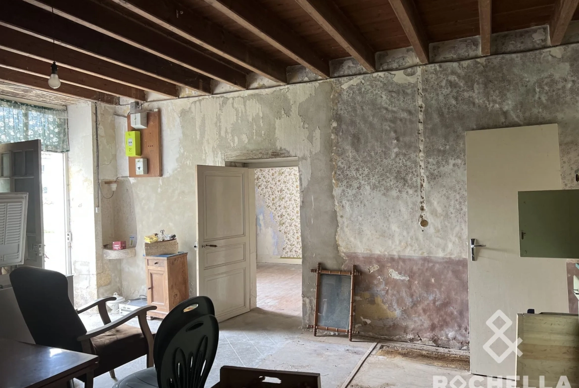 Maison de bourg à rénover à Lozay avec dépendance et potentiel d'agrandissement 