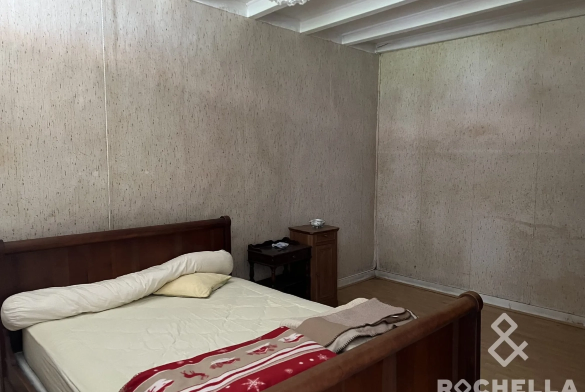 Maison de bourg à rénover à Lozay avec dépendance et potentiel d'agrandissement 