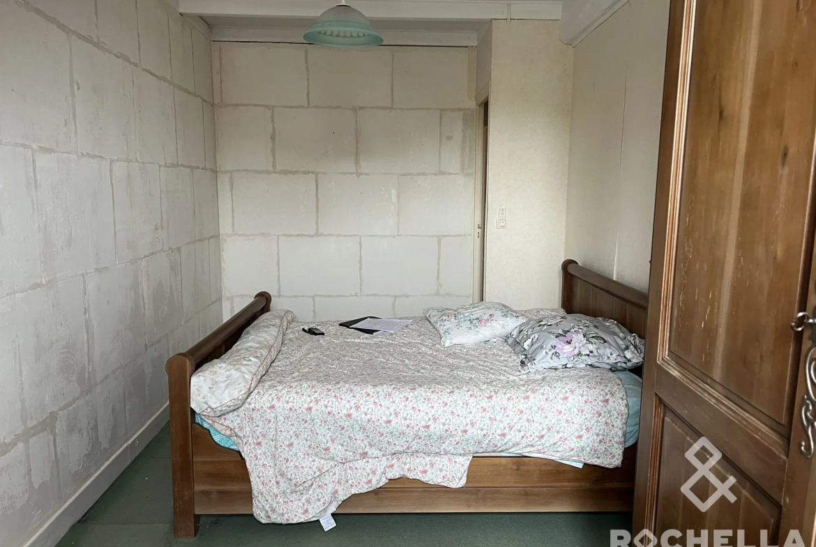 Maison de bourg à rénover à Lozay avec dépendance et potentiel d'agrandissement 