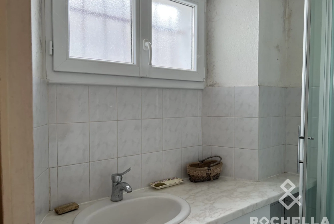 Maison de bourg à rénover à Lozay avec dépendance et potentiel d'agrandissement 