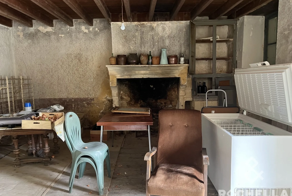 Maison de bourg à rénover à Lozay avec dépendance et potentiel d'agrandissement 