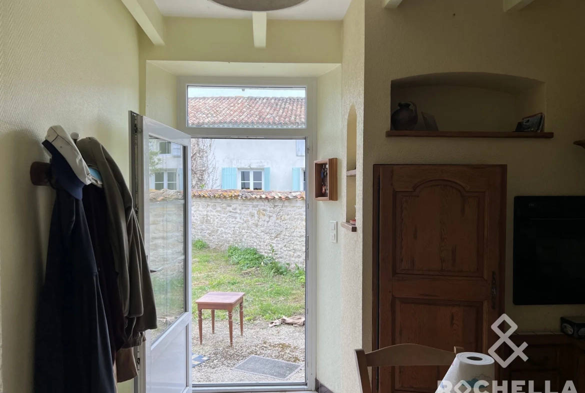 Maison de bourg à rénover à Lozay avec dépendance et potentiel d'agrandissement 